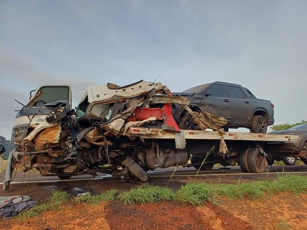 VÍDEO - Motorista é arremessado e morre em colisão frontal entre caminhões na BR-158 em MT; vídeo