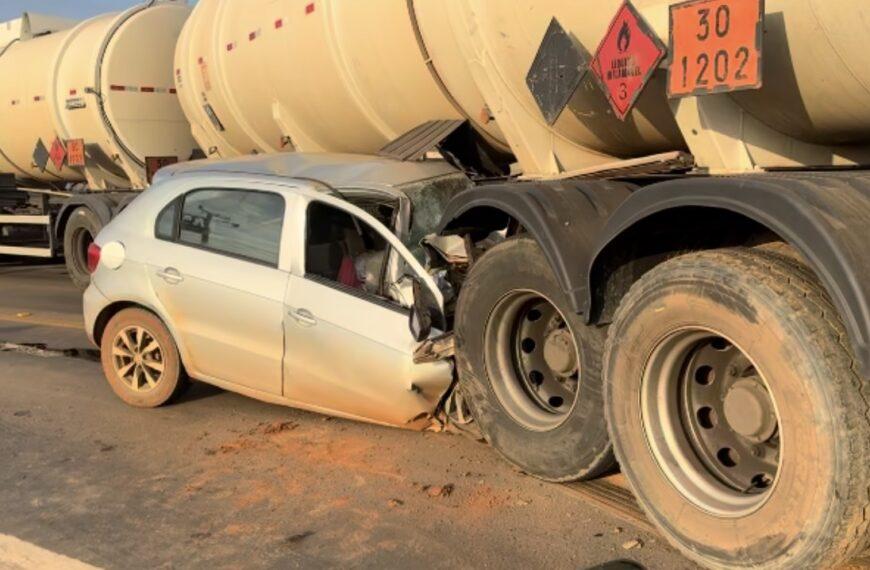 VÍDEO - Motorista morre preso às ferragens após colidir brutalmente na traseira de carreta na BR-364; vídeo