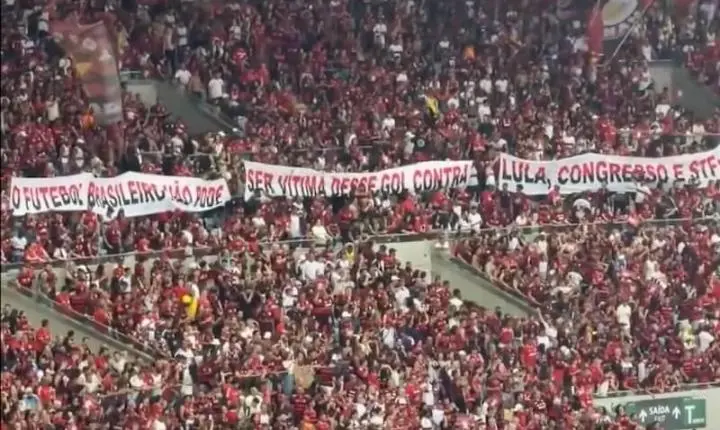Maracanã lotado - Torcidas gritam coro ‘Ei, Lula, vai tomar…’ em dia de Fla X Flu, e ainda protestam contra fim das bets