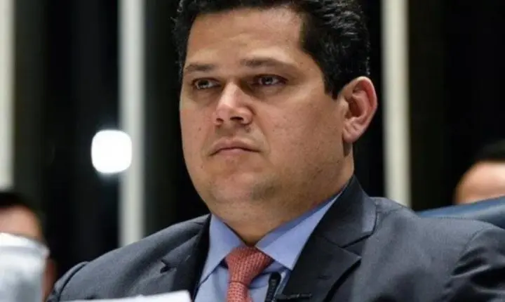 Brasil - Alcolumbre adia promulgação de PEC e oposição vê última esperança para barrar escala 6x1