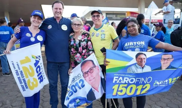 Eleições - Acir Gurgacz, candidato ao Senado, reúne multidão em uma das maiores carreatas da campanha em Ji-Paraná