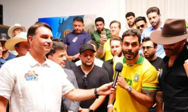 Eleições - Em Goiás, Flávio Bolsonaro recebe apoio de mais de 30 cantores sertanejos
