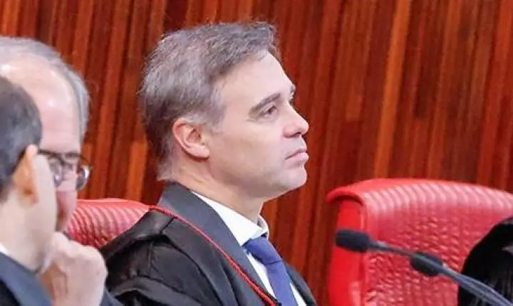 Eleições - TSE manda retirar do ar vídeos com uso de IA publicados por Flávio Bolsonaro