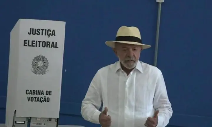 Em SP - Vídeos: Lula ignora lei e pede voto na boca de urna, e ainda joga no chão a bandeira do Brasil