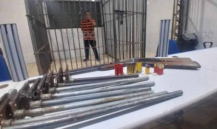 Homem com mandado de prisão é preso com 10 armas de fogo