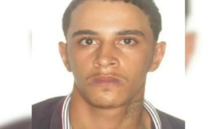 Homem é preso escondido em banheiro após matar amigo com garrafa quebrada