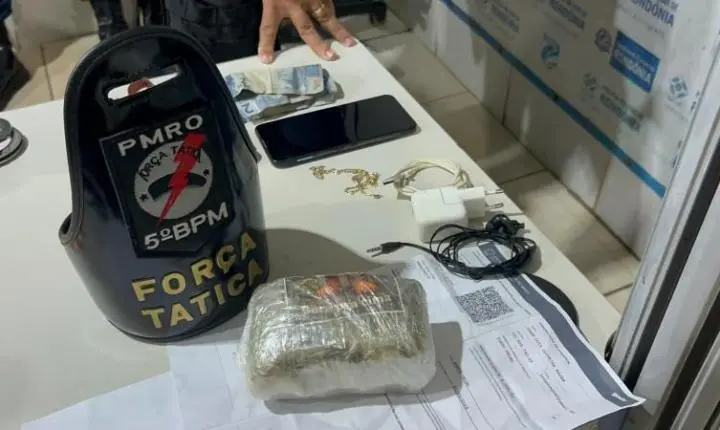 Motoboy fura sinal vermelho, quase bate em viatura e acaba preso com meio quilo de maconha