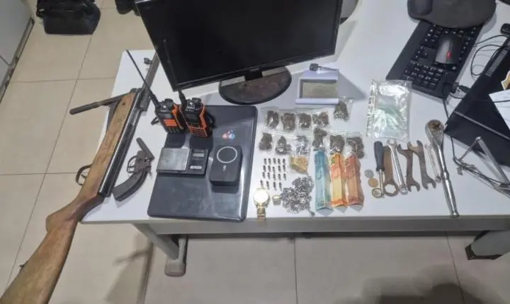 Plantão de Polícia - Fuga termina em descoberta de esconderijo com moto furtada, armas e drogas