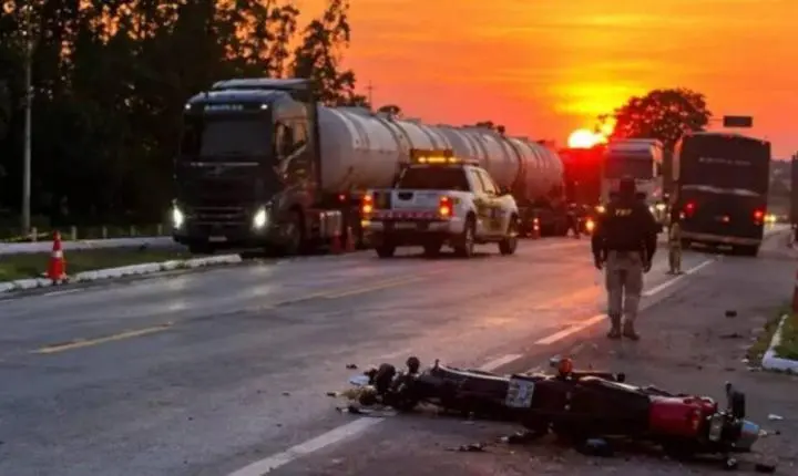 Polícia - Colisão entre carreta e motocicleta resulta em morte na BR 364 em Rondônia