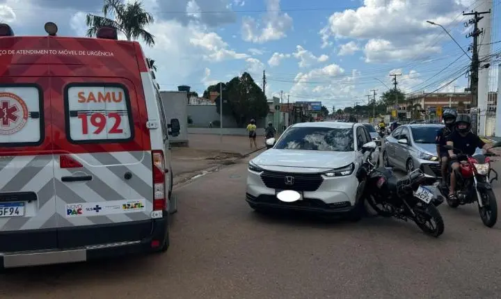 Polícia - Vídeo: adolescente empina moto, perde controle e bate de frente com carro em Porto Velho