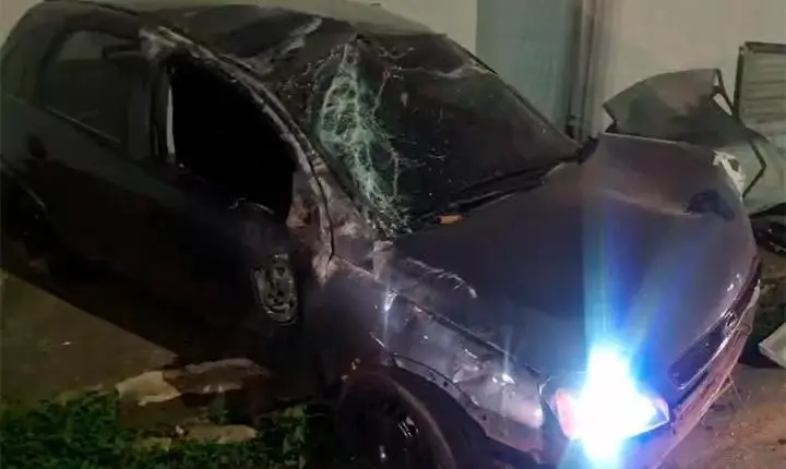 Polícia - Vídeo: Corsa fica destruído após motorista trafegar pela contramão e capotar várias vezes no centro de Porto Velho