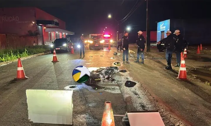 Polícia - Vídeo: motociclista tenta desviar de homens a cavalo, cai e morre após bater em carro