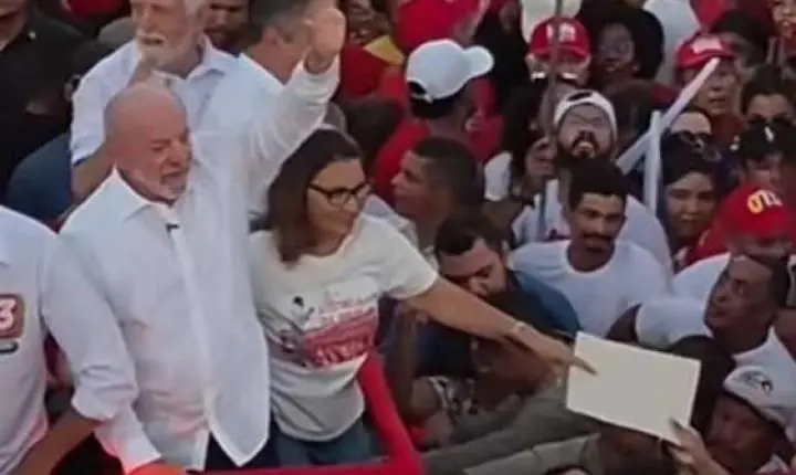 Política - Janja é flagrada em cena inusitada em carreata com Lula (veja o vídeo)