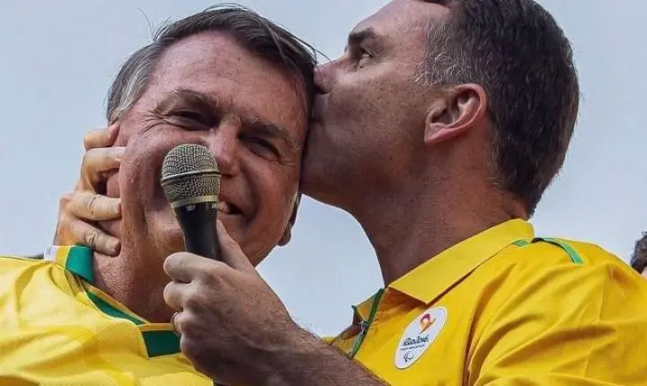 Política - O emocionante reencontro e o beijo da vitória
