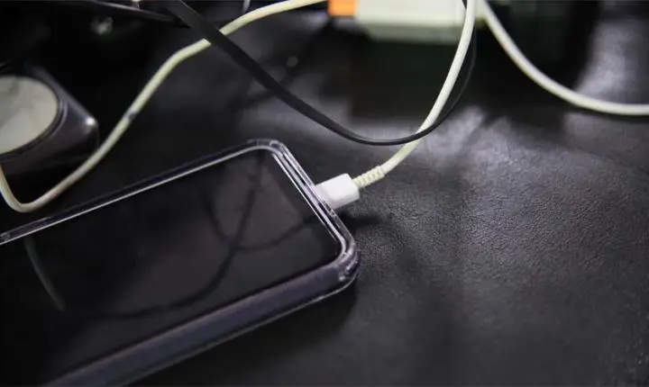 Prefeitura alerta para riscos do uso de celulares durante o carregamento