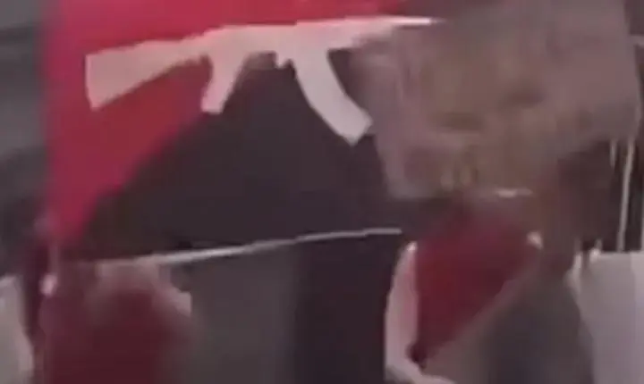 Sinais - PCC ou luta armada? Bandeira com fuzil no ato de Lula em São Paulo causa polêmica