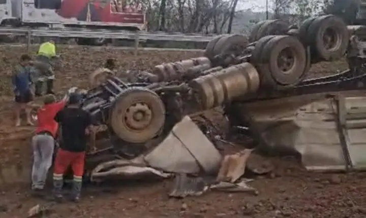 Tragédia na BR-364: motorista morre após carreta capotar em Jaciara no sentido Rondonópolis; vídeo