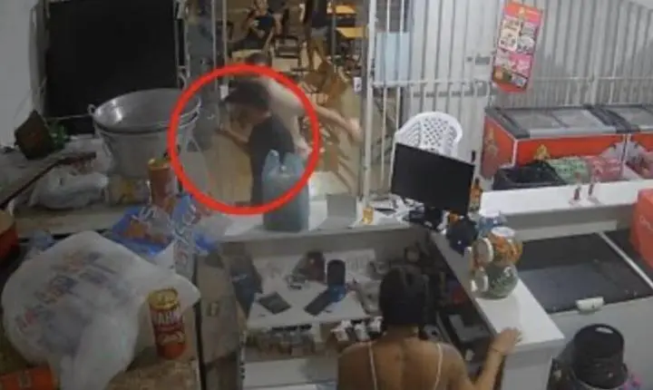 VÍDEO - Corno nocauteia rival após flagrá-lo com sua namorada e toma cerveja em MT; assista