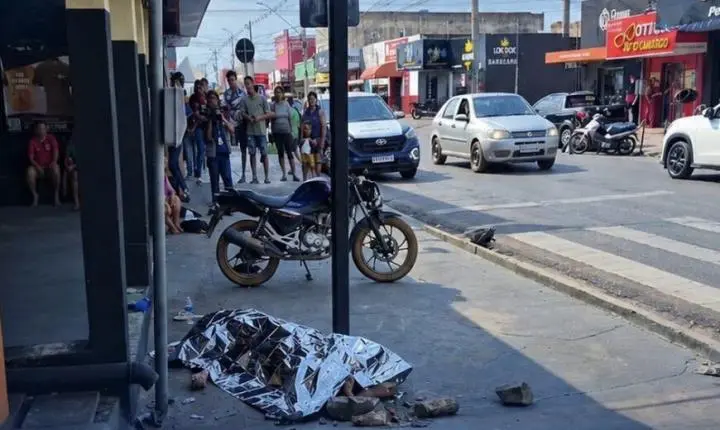 VÍDEO - Jovem motociclista morre ao ser arremessado após fortíssima colisão com carro em MT; vídeo forte