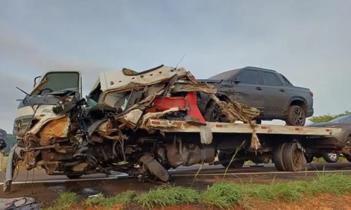 VÍDEO - Motorista é arremessado e morre em colisão frontal entre caminhões na BR-158 em MT; vídeo