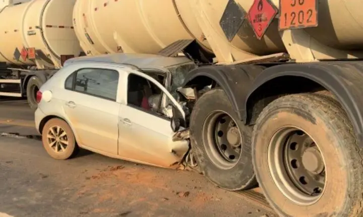 VÍDEO - Motorista morre preso às ferragens após colidir brutalmente na traseira de carreta na BR-364; vídeo