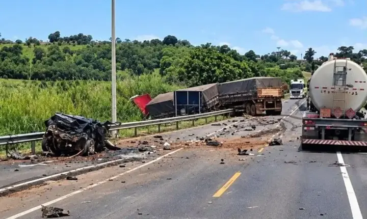 Acidente - Colisão entre carro e carreta deixa três feridos na BR-364