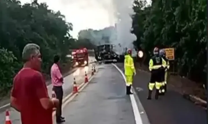 BR-364 - Motorista morre preso às ferragens após colisão frontal entre caminhões