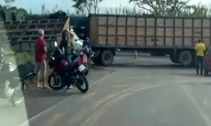 Polícia - Entregador de leite morre em acidente com carreta no Anel Viário de Ji-Paraná